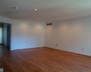 432 Country Club Drive - Photo Thumbnail 2