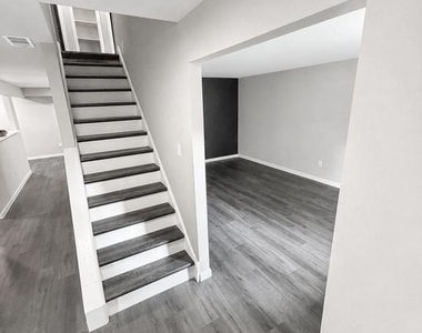 501 Forest Court - Photo Thumbnail 2