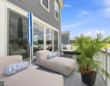 10125 Fast Colors Lane - Photo Thumbnail 9