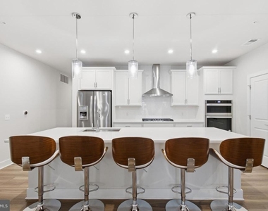 100 Saint Ives Place - Photo Thumbnail 7