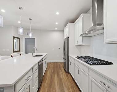 100 Saint Ives Place - Photo Thumbnail 9