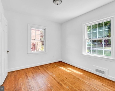 9314 Wire Avenue - Photo Thumbnail 8