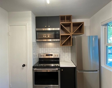 2119 Oxford Ave - Photo Thumbnail 3