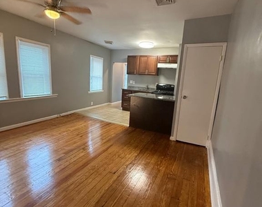 323 Collins Avenue - Photo Thumbnail 5
