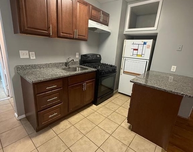 323 Collins Avenue - Photo Thumbnail 6