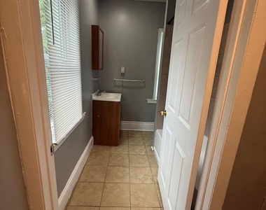 323 Collins Avenue - Photo Thumbnail 13