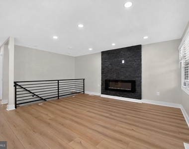 921 Central Street - Photo Thumbnail 5
