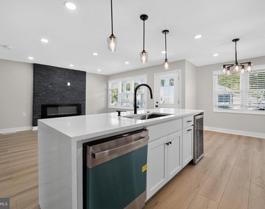 921 Central Street - Photo Thumbnail 4