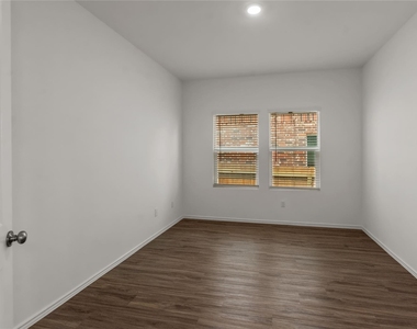 1108 Mallow Rd - Photo Thumbnail 13