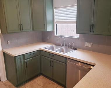 404 Oakridge Pass - Photo Thumbnail 9