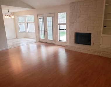 404 Oakridge Pass - Photo Thumbnail 4