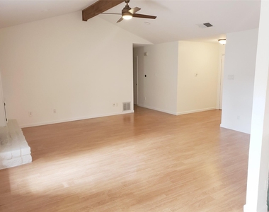 404 Oakridge Pass - Photo Thumbnail 3