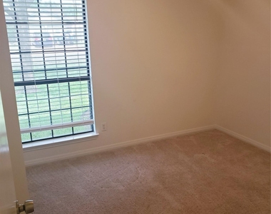 404 Oakridge Pass - Photo Thumbnail 17