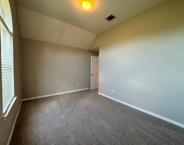 5305 Tamango Way - Photo Thumbnail 31