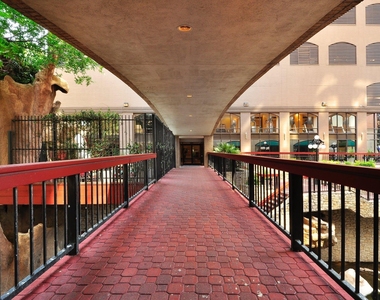 507 Sabine St - Photo Thumbnail 3
