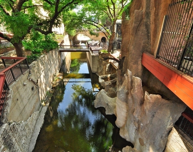 507 Sabine St - Photo Thumbnail 4