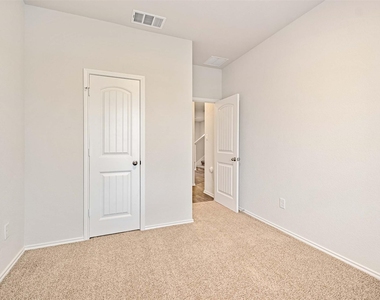 204 Lily Pond Trl - Photo Thumbnail 5
