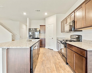 204 Lily Pond Trl - Photo Thumbnail 10