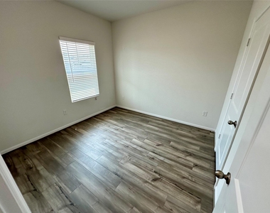 230 Olympic Dr - Photo Thumbnail 5