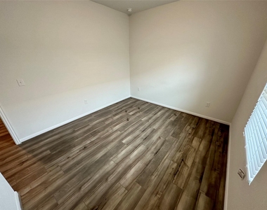 230 Olympic Dr - Photo Thumbnail 10