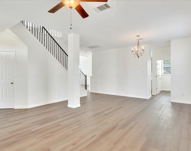 1402 Grafton Ln - Photo Thumbnail 3