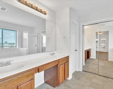 1402 Grafton Ln - Photo Thumbnail 17