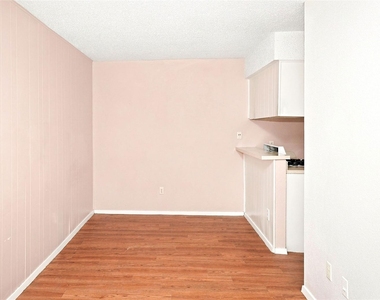 400 W 34th St - Photo Thumbnail 6