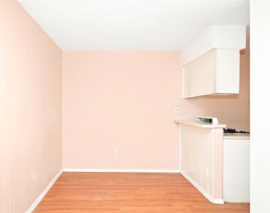 400 W 34th St - Photo Thumbnail 4