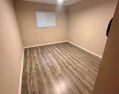 1725 Toomey Rd - Photo Thumbnail 6