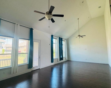 813 Palamos Dr - Photo Thumbnail 2