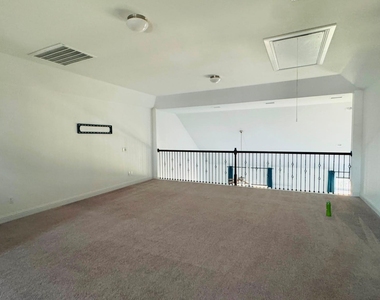 813 Palamos Dr - Photo Thumbnail 14