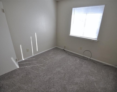 400 Rawhide Loop - Photo Thumbnail 8