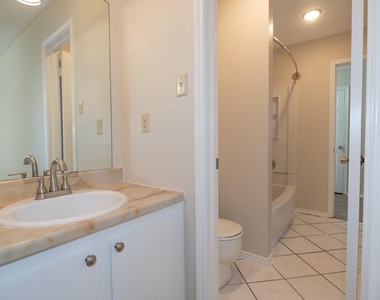 925 Chisholm Cv - Photo Thumbnail 21