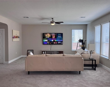 4600 Colmar Dr - Photo Thumbnail 8