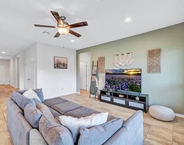 717 Friars Tuck Dr - Photo Thumbnail 7