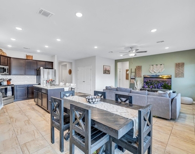 717 Friars Tuck Dr - Photo Thumbnail 17