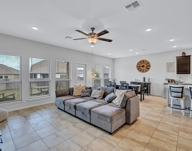 717 Friars Tuck Dr - Photo Thumbnail 5