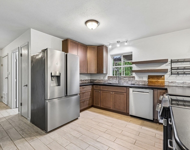 410 Magnolia St - Photo Thumbnail 7