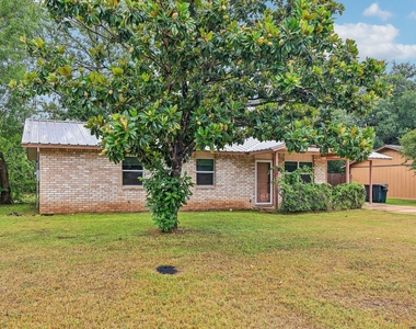 410 Magnolia St - Photo Thumbnail 2