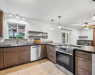 410 Magnolia St - Photo Thumbnail 9