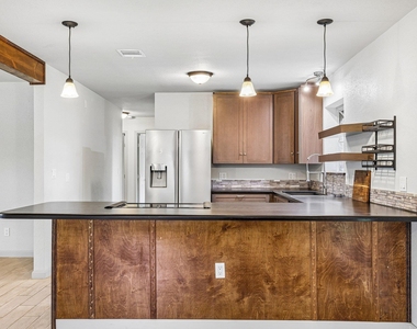 410 Magnolia St - Photo Thumbnail 6