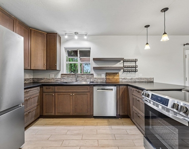 410 Magnolia St - Photo Thumbnail 8