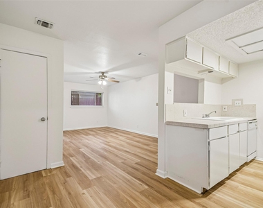 2413 Leon St - Photo Thumbnail 9