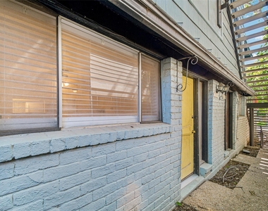 2413 Leon St - Photo Thumbnail 4