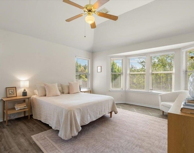 8024 Whitworth Ln - Photo Thumbnail 3
