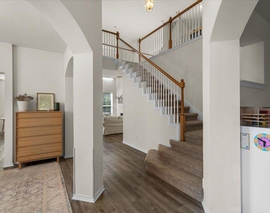 8024 Whitworth Ln - Photo Thumbnail 5