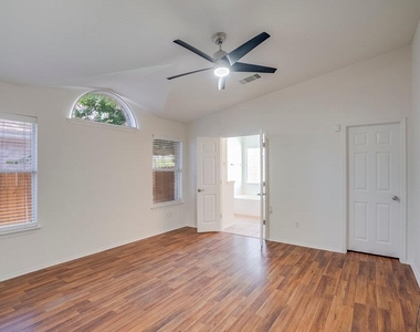 900 Fenway Park Ct - Photo Thumbnail 3
