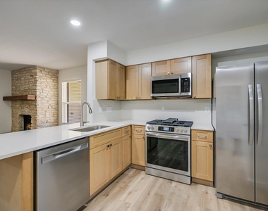 301 Algerita Dr - Photo Thumbnail 4