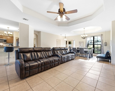 104 Cowal Dr N - Photo Thumbnail 7