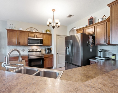 104 Cowal Dr N - Photo Thumbnail 9